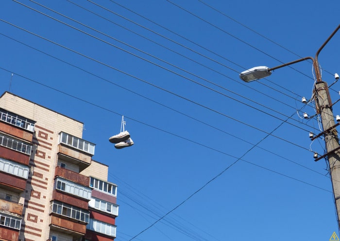 зачем кроссовки вешают на провода в России